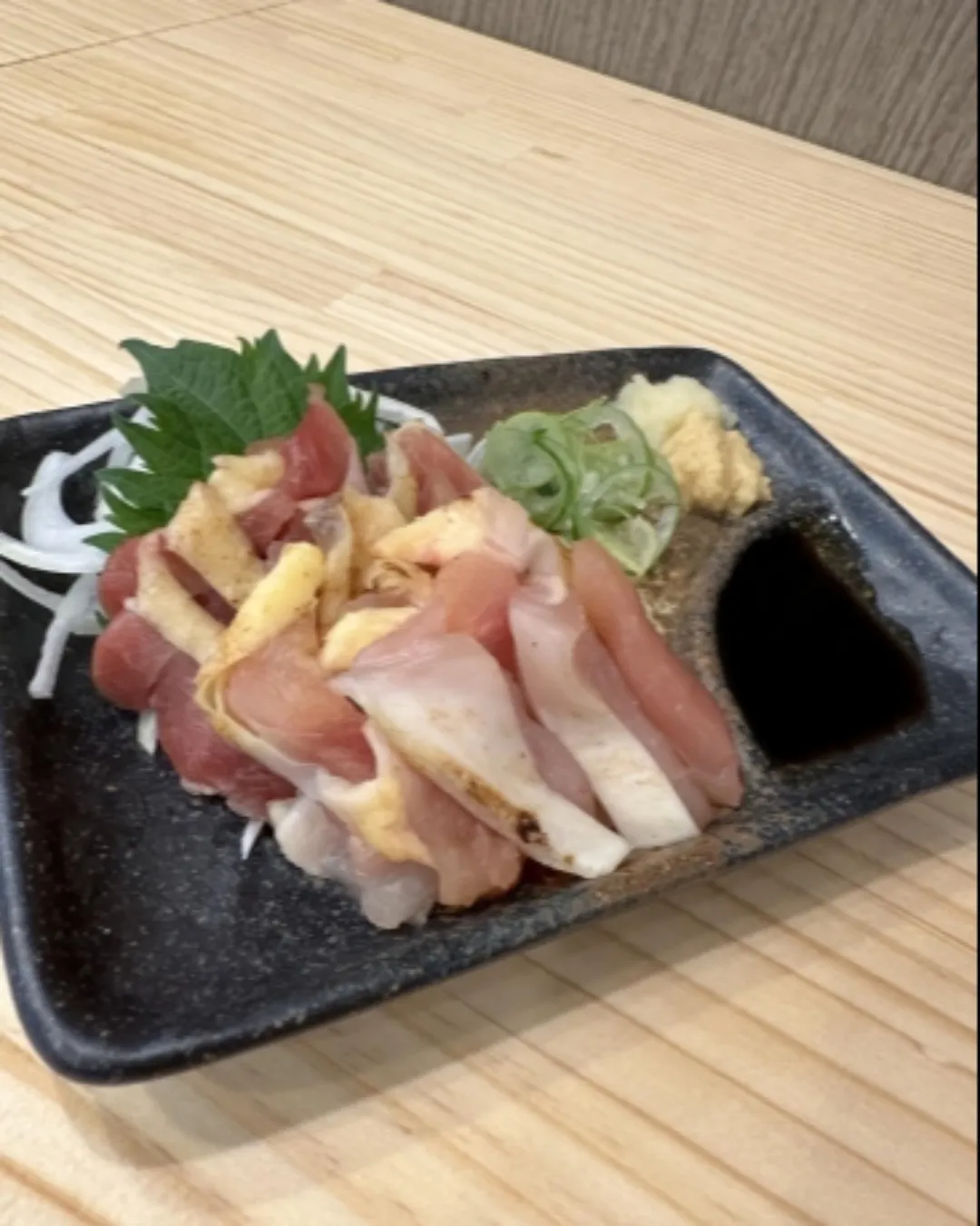 《大人気！鹿児島県産黒薩摩鶏の鳥刺し》