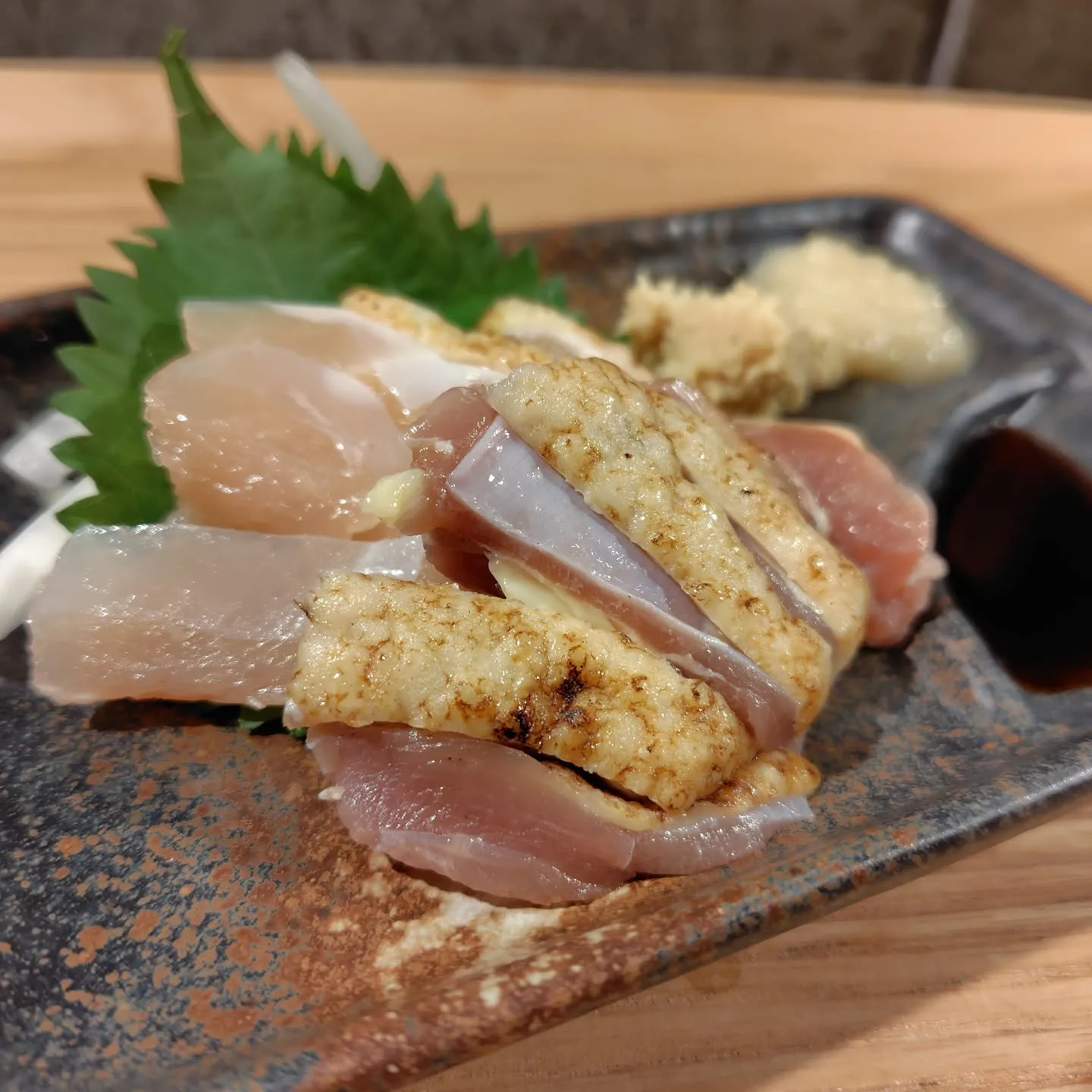 ■希少な黒薩摩鶏刺しを盛り合わせでご提供