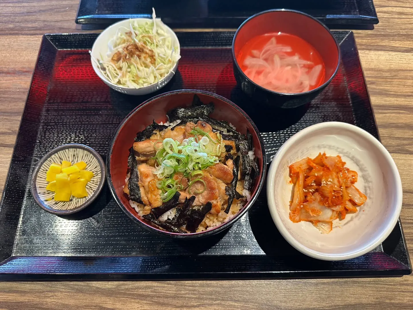 焼鳥丼ランチ新登場！大ぶりもも肉で満足度アップ