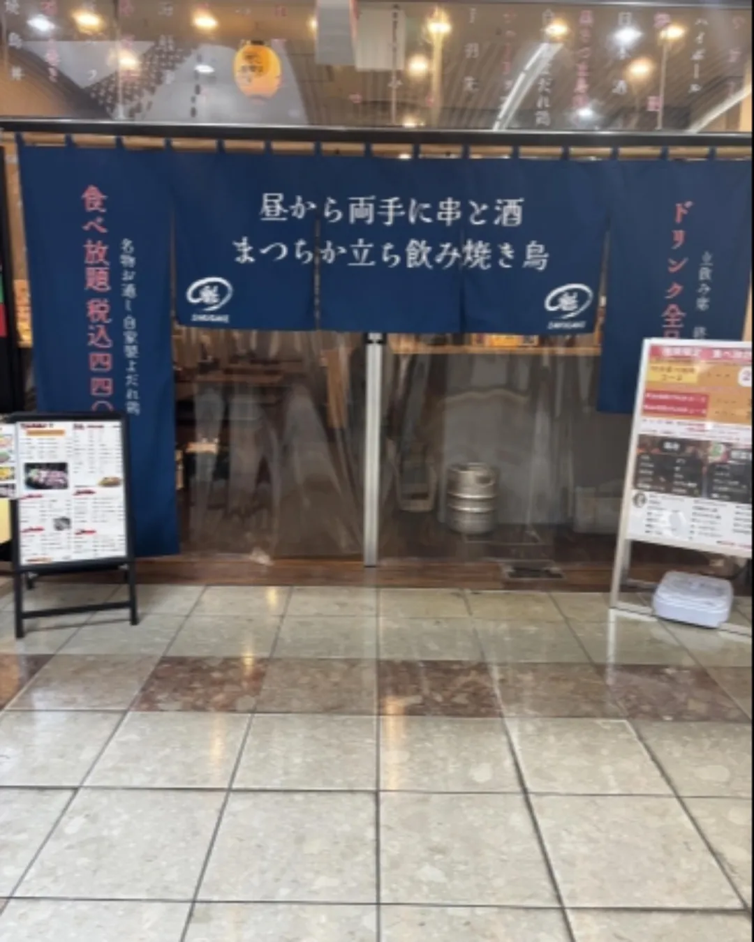 《立ち飲み席と座席、どちらも楽しい！》
