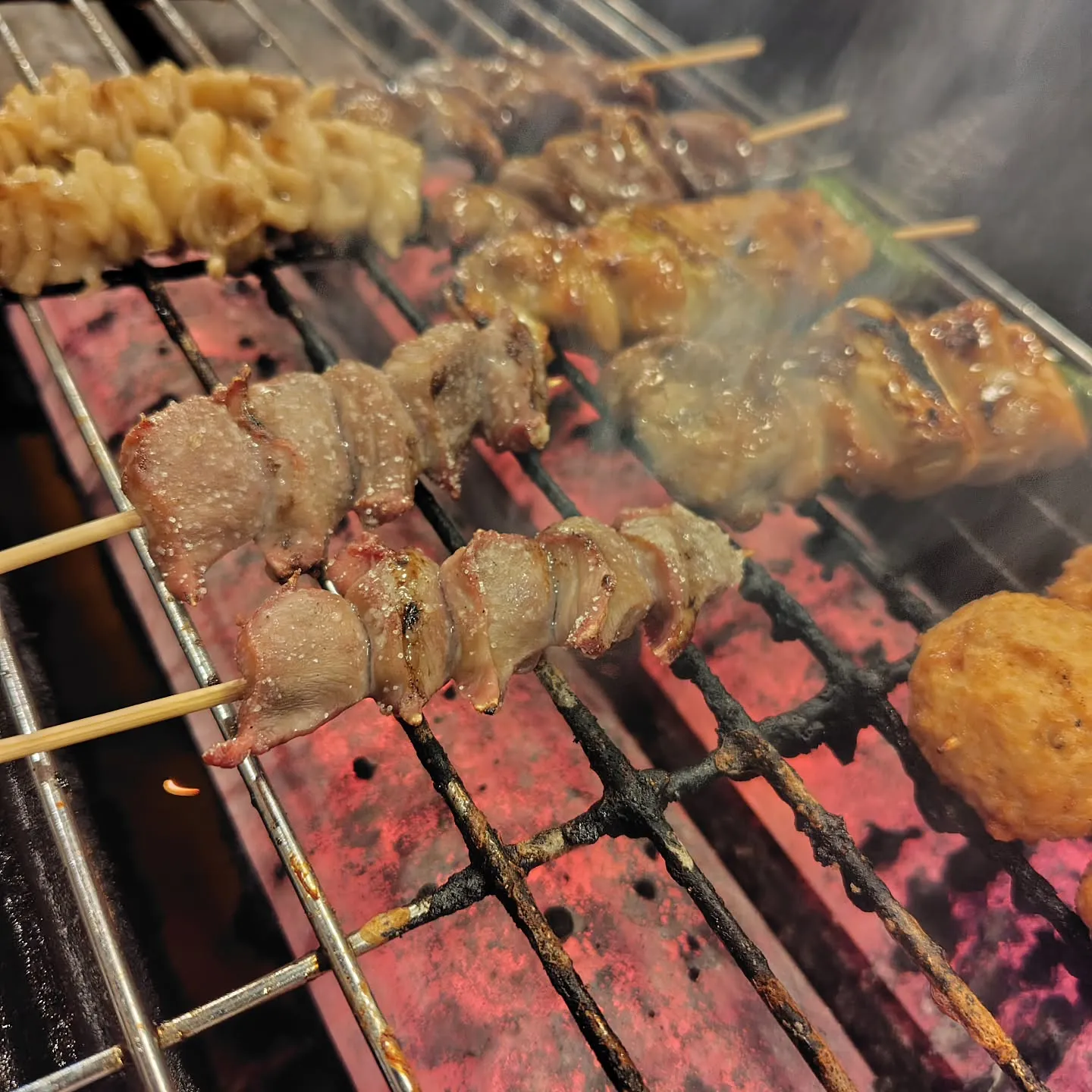 ジュワっと香ばしい！じっくり焼き上げる本格焼き鳥🔥