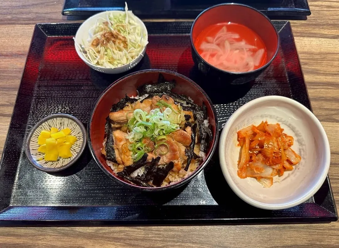 《大きなもも肉がドン！焼き鳥丼ランチ》