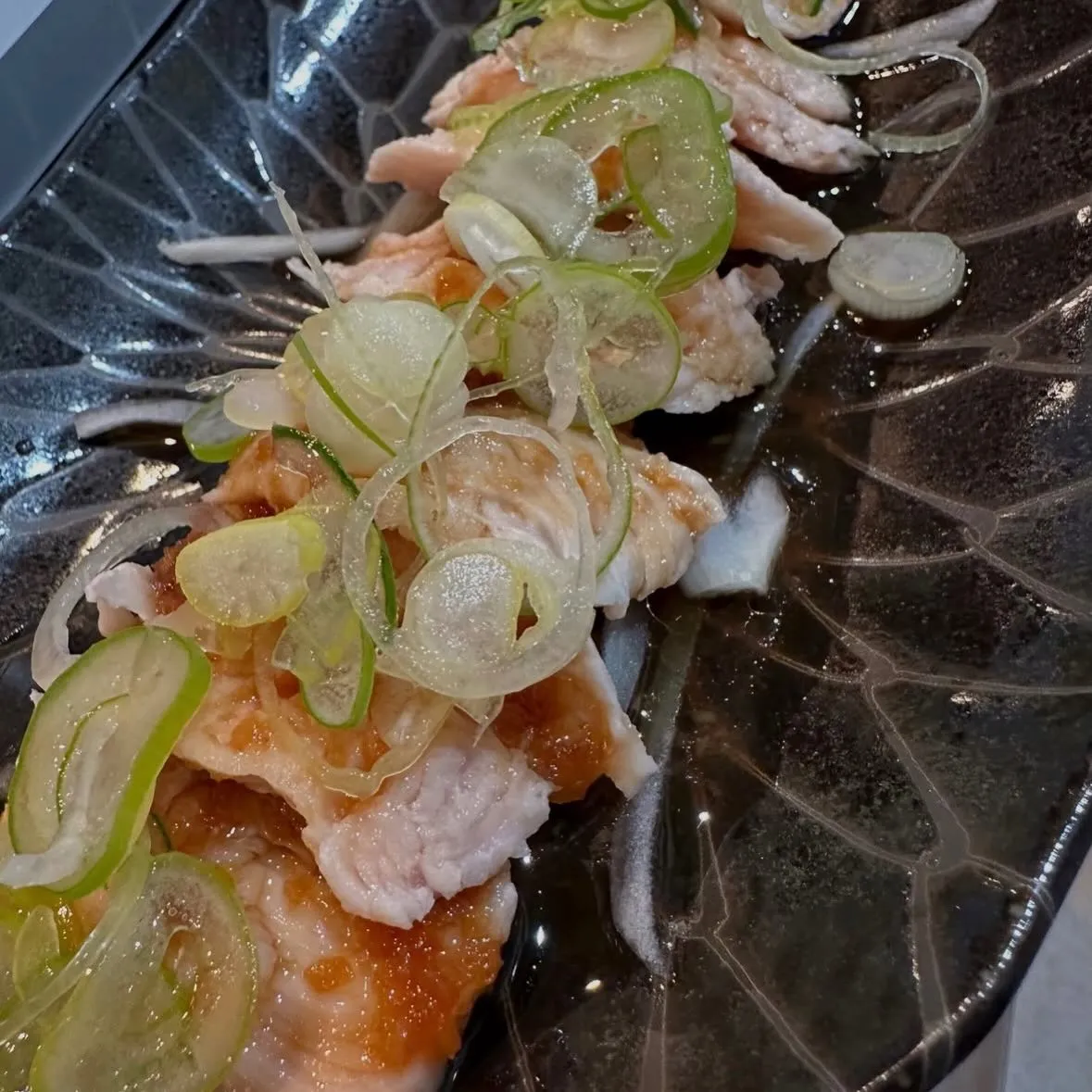 《最初の一皿は“自家製よだれ鶏”》