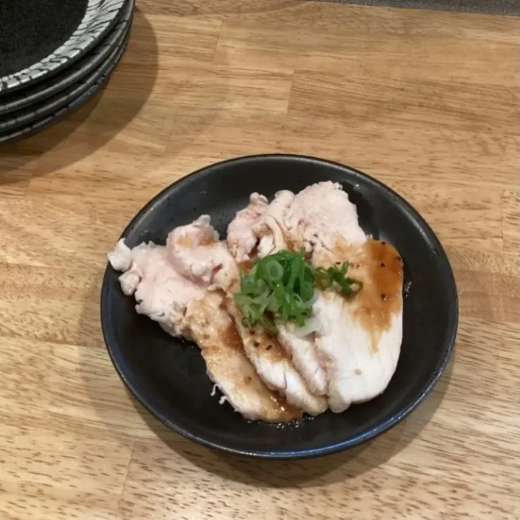 《お通しのよだれ鶏、実は食べ放題です😊》