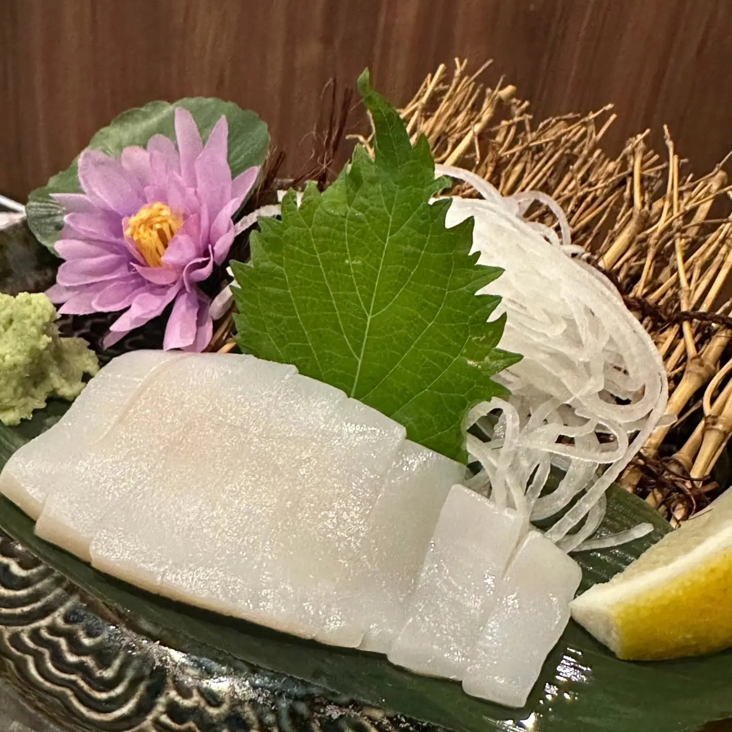 🦑 甘み広がる、こだわりのイカ刺し。